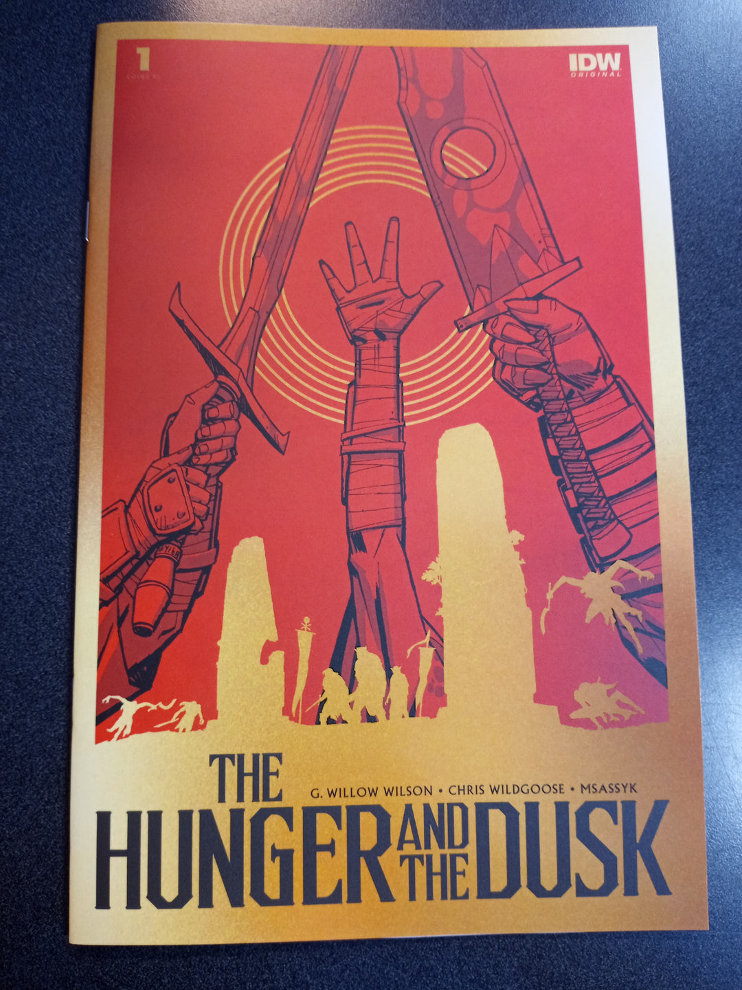 The Hunger And The Dusk #1 Variant Ri (100) (Chiang Gold)