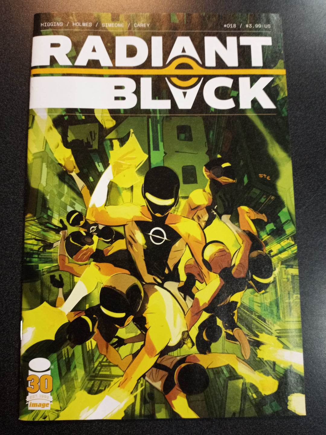 Radiant Black #18 Cover A Simeone Mv